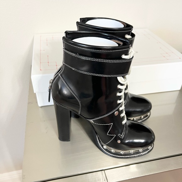 Authentic Alexander McQueen Lace-up studded glossed-leather ankle boots - Picture 1 of 6